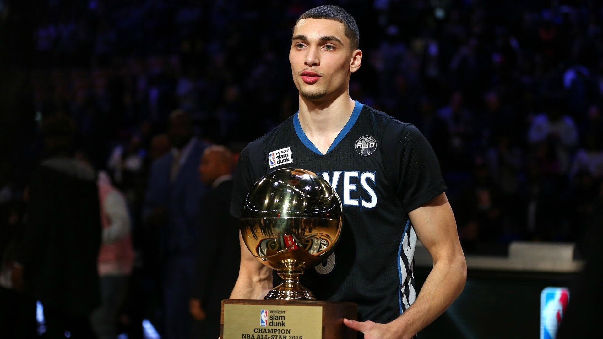 “岩壁飞跃：高空赛段的极限表现”，岩壁跳跃