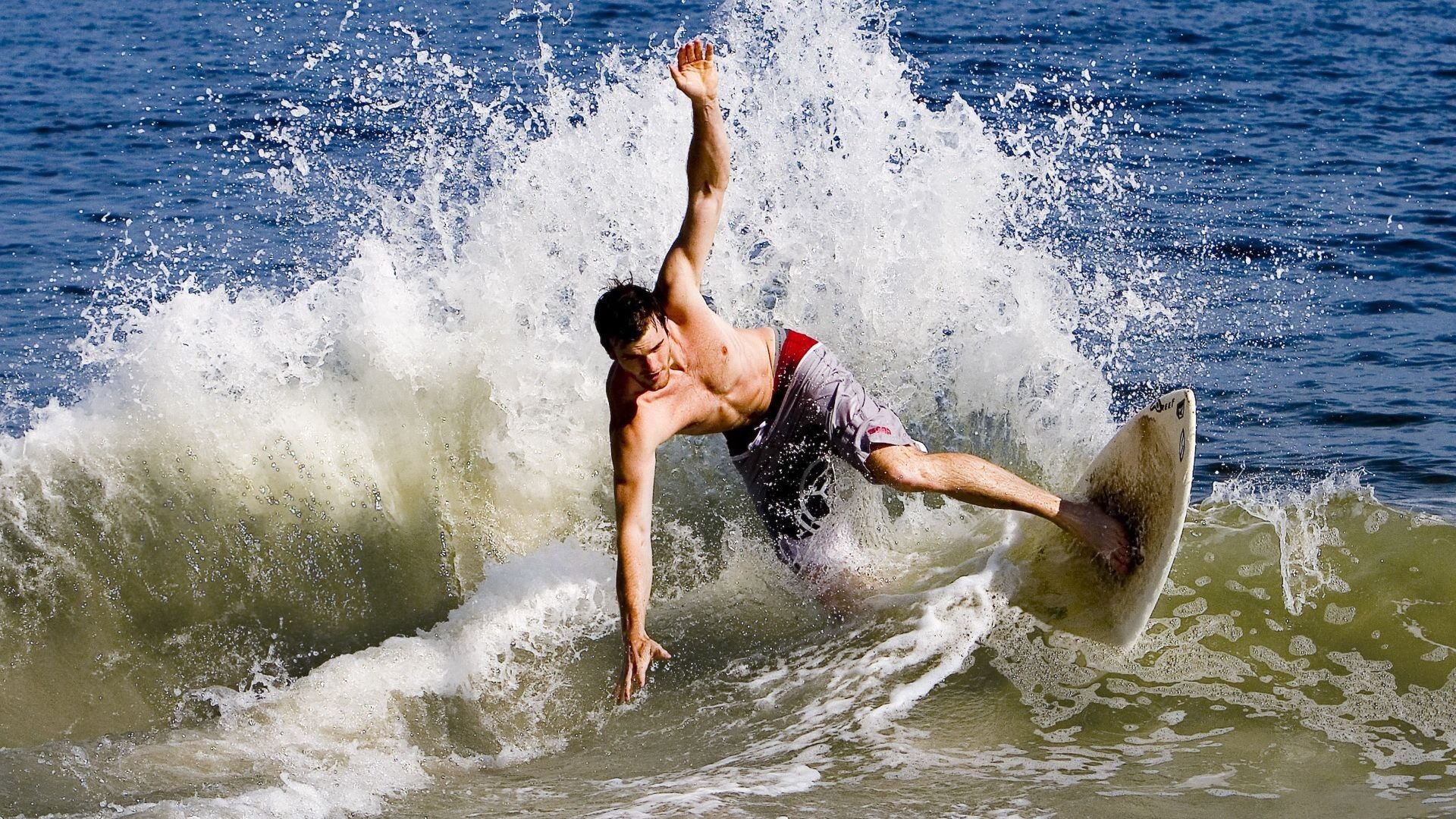 “英超最后冲刺：强队纷纷发力，争夺佳绩”，英超最后两轮对阵