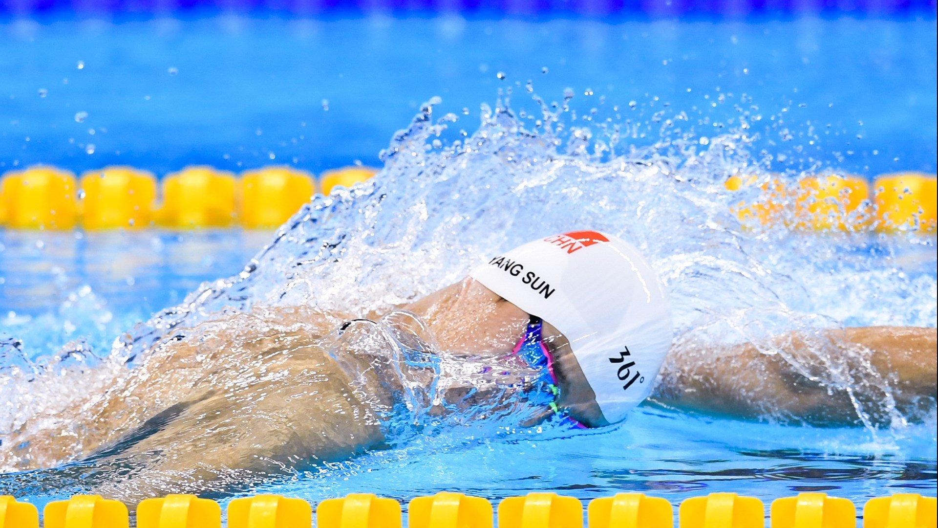 球员精气神十足，比赛节奏异常激烈，球员的精神